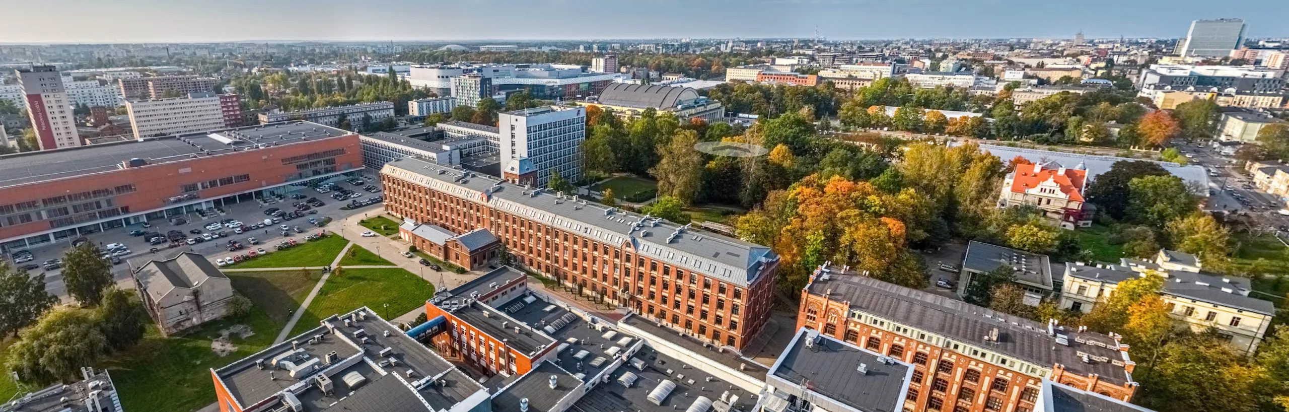 Widok z lotu ptaka na kampus B.