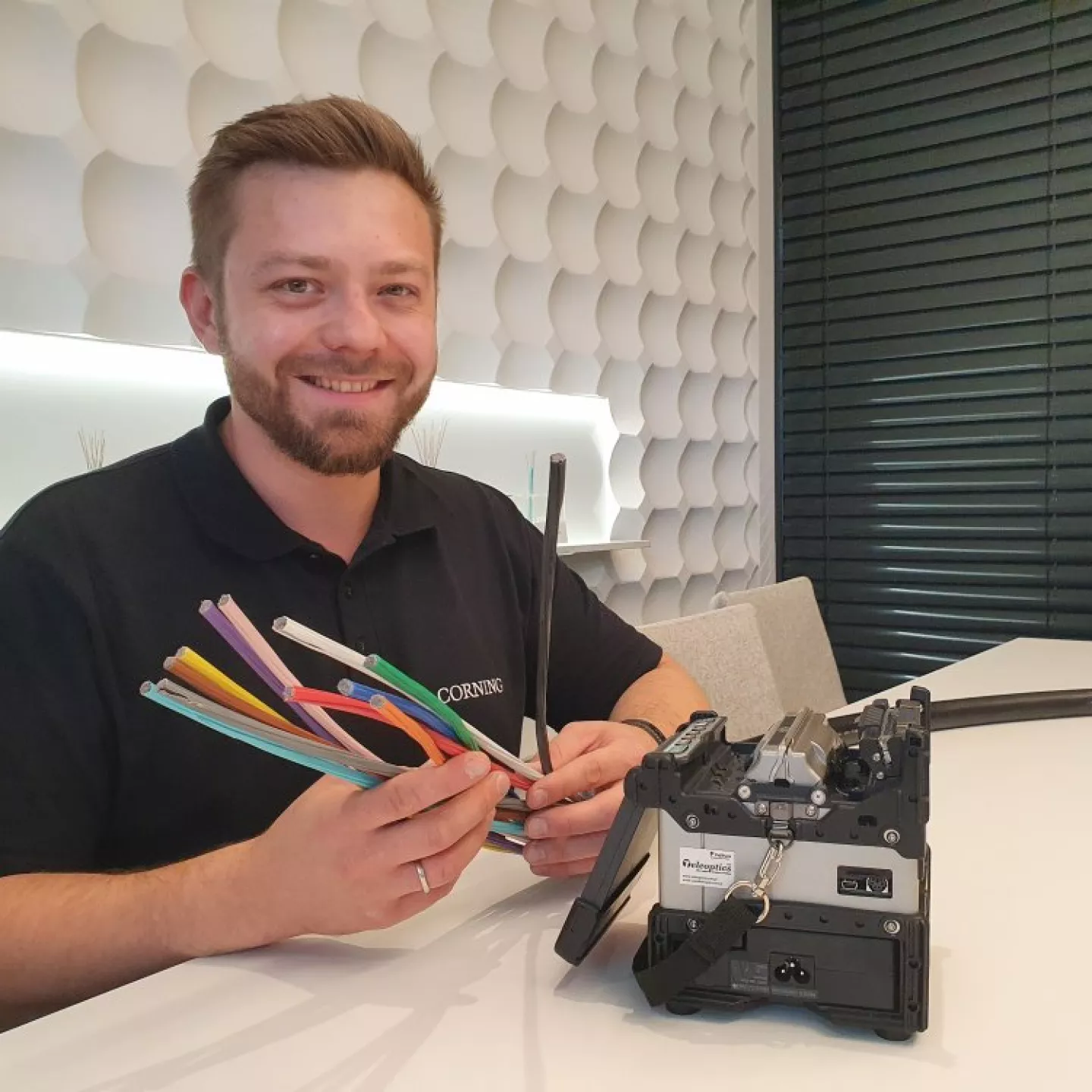 Zdjęcie portretowe mężczyzny z kablami.