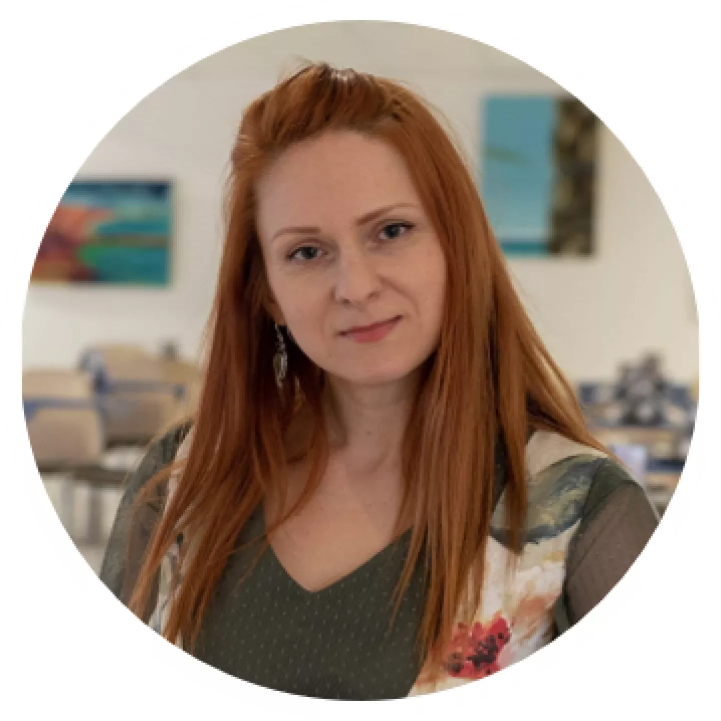 Kobieta z długimi włosami.