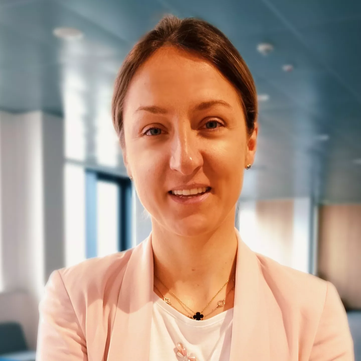 kobieta na tle sali wykładowej