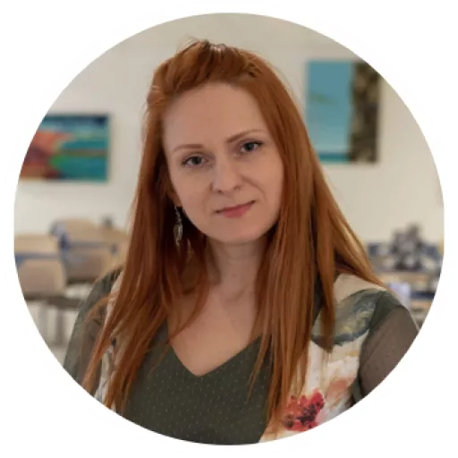 Kobieta z długimi włosami.