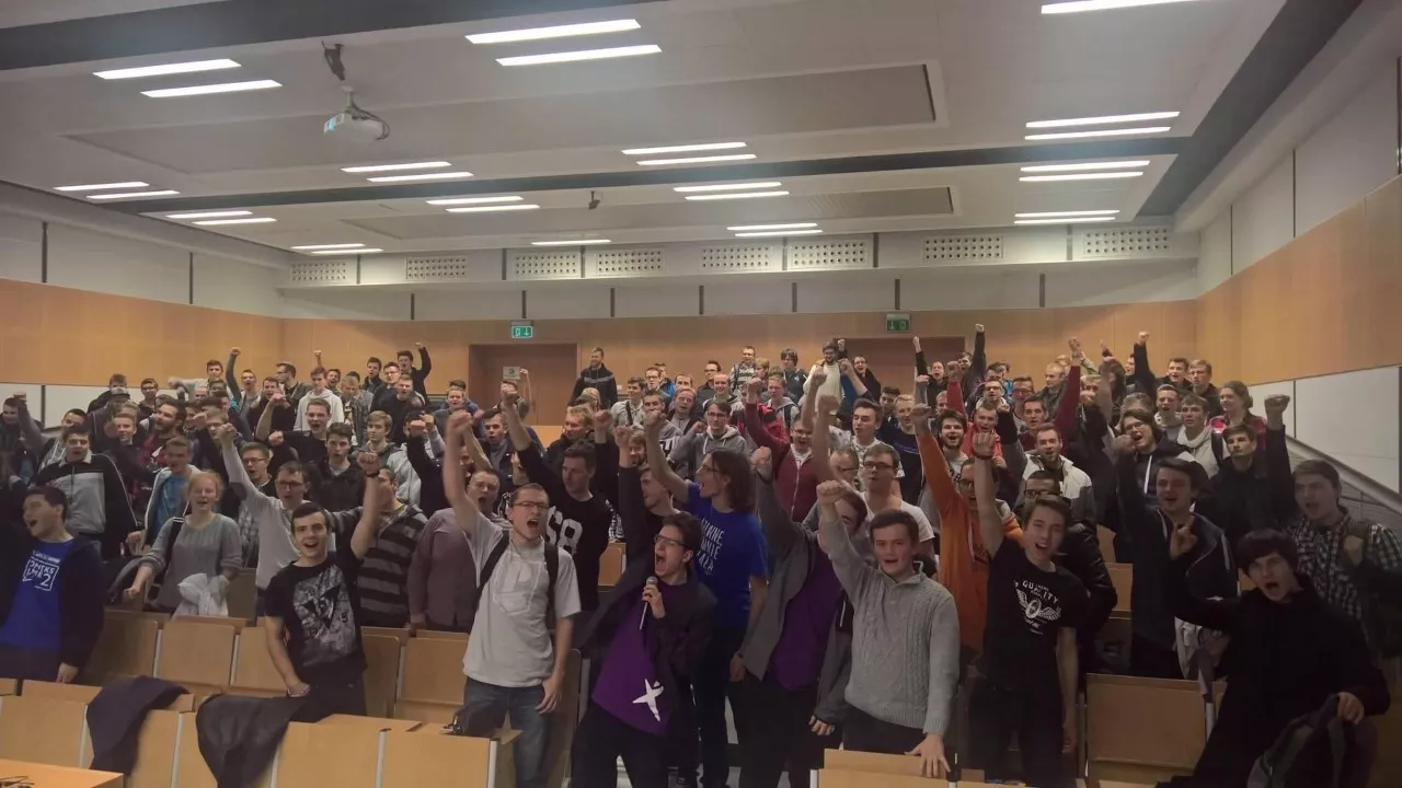 Grupa studentów na auli.