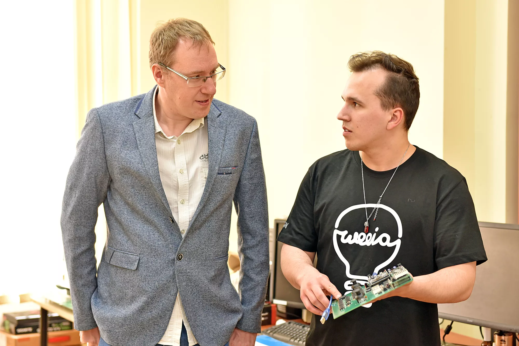 Wiktor Barańczak pokazuje urządzenie swojemu mentorowi.