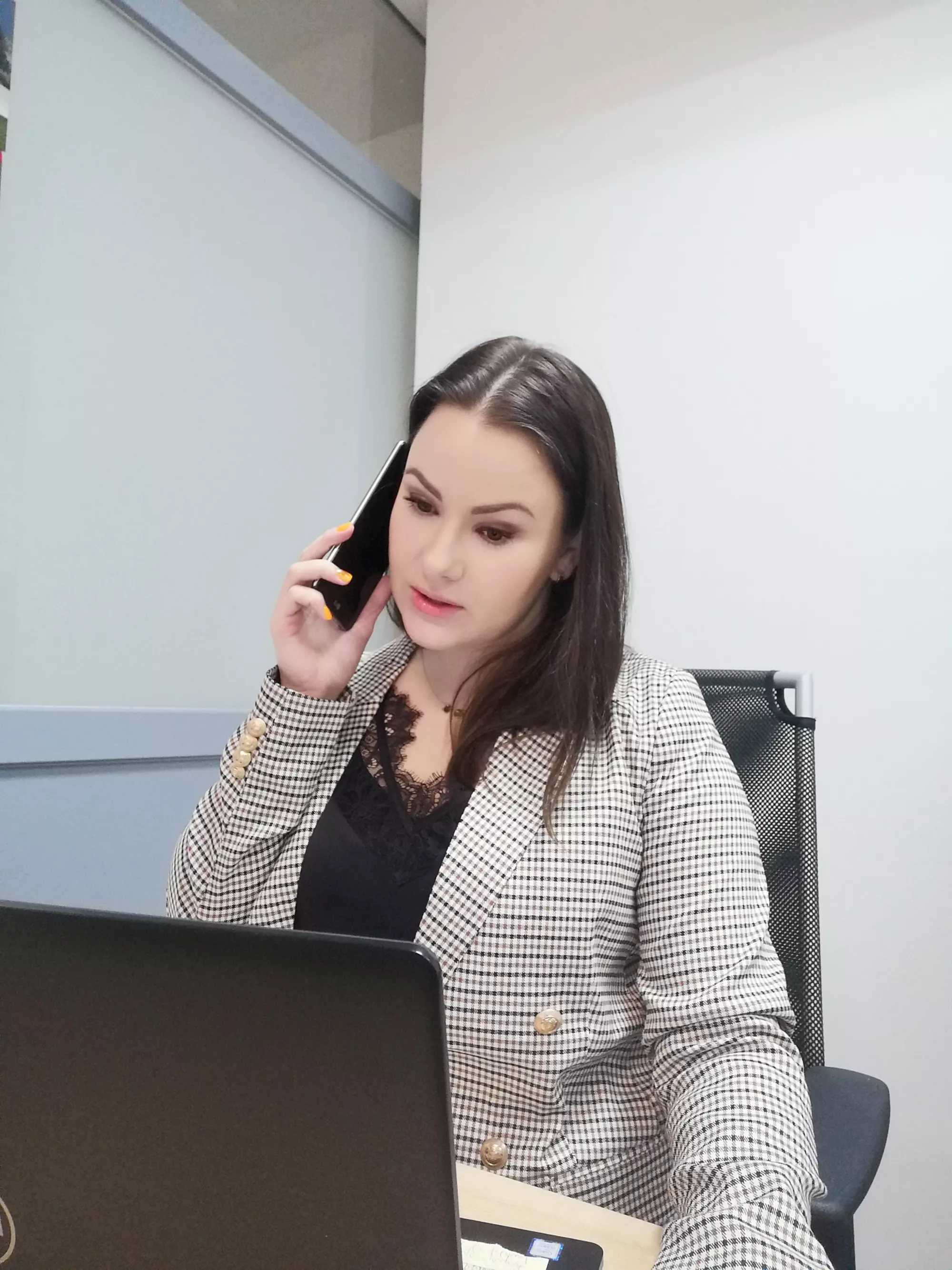 Nina Kozłowska rozmawia przez telefon.