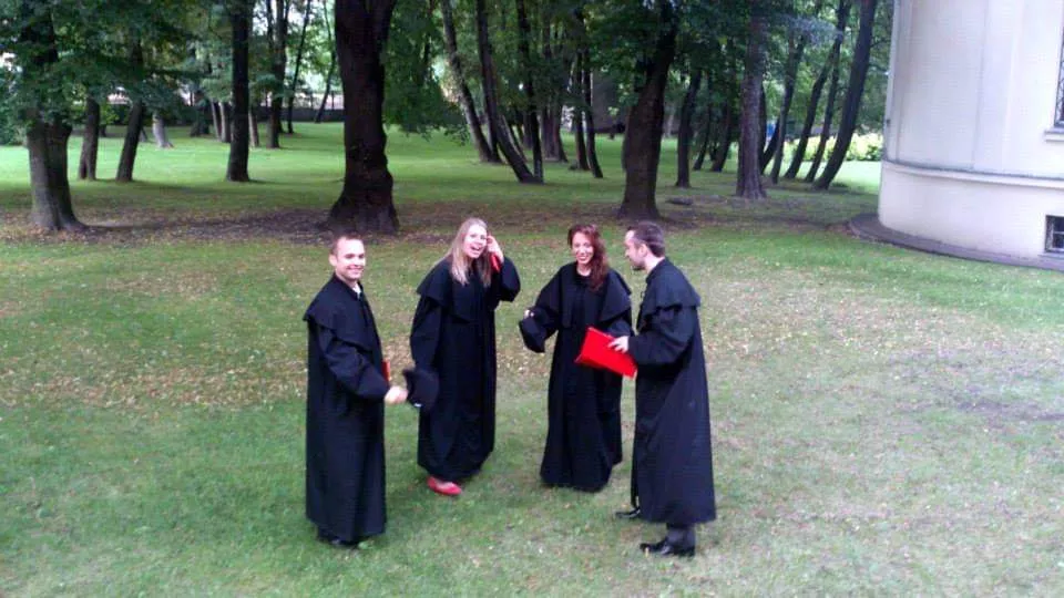 Grupa studentów w parku.