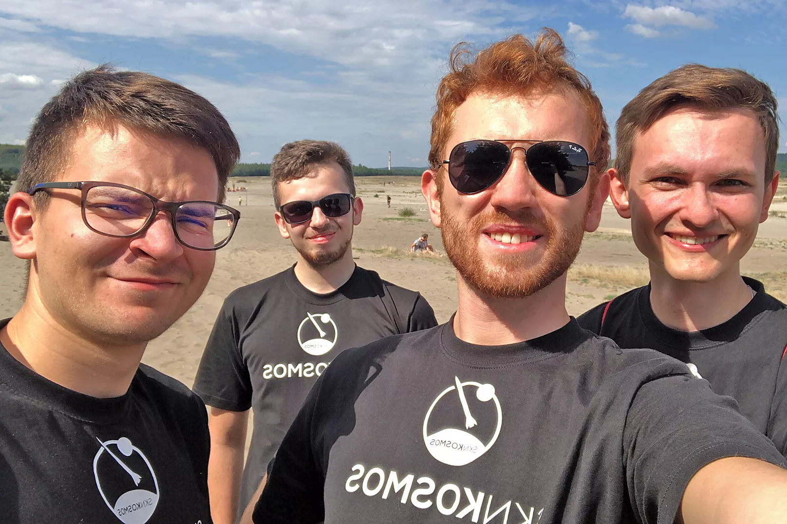 Studenci z SKN Kosmos podczas pokazów na Pustyni Błędowskiej. 