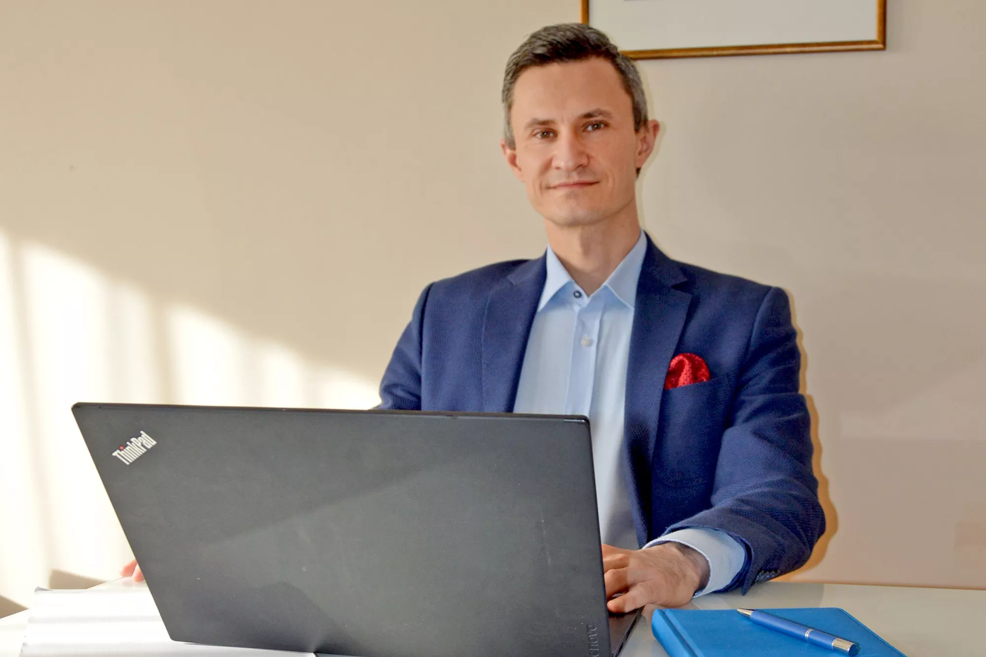 Mężczyzna podczas pracy przy komputerze.