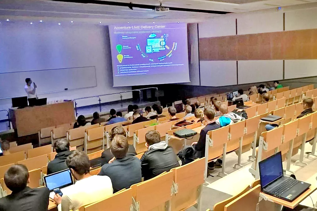 Studenci z SKN .Net podczas wykładu.