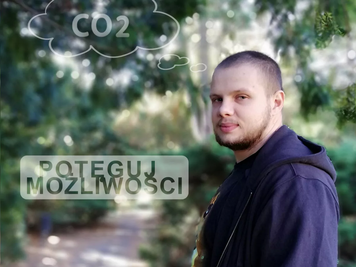 Student na tle parku.