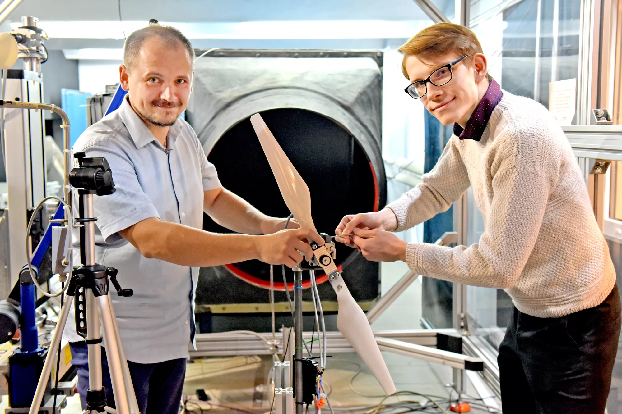 Profesor ze studentem pracują nad projektem.