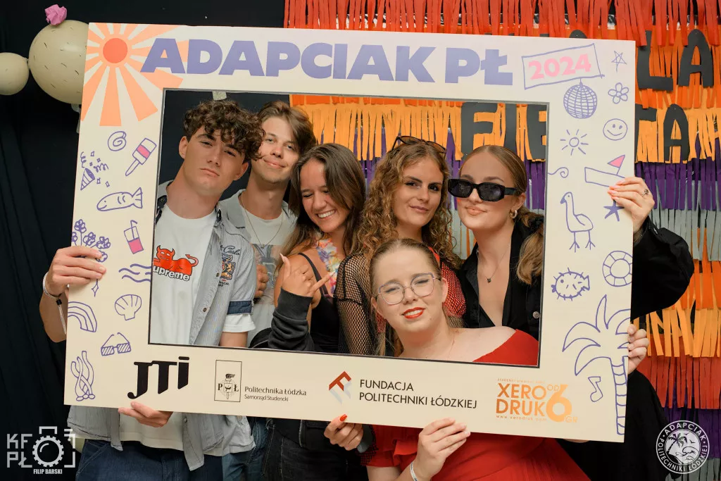 Studenci w ramce z napisem Adapciak 2025.