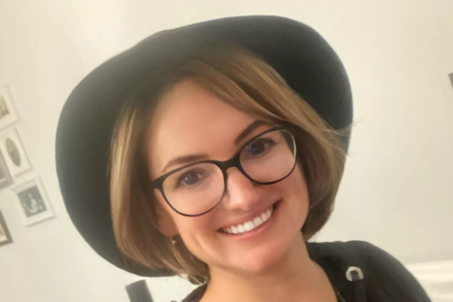 kobieta_w_kapeluszu_i_okularach