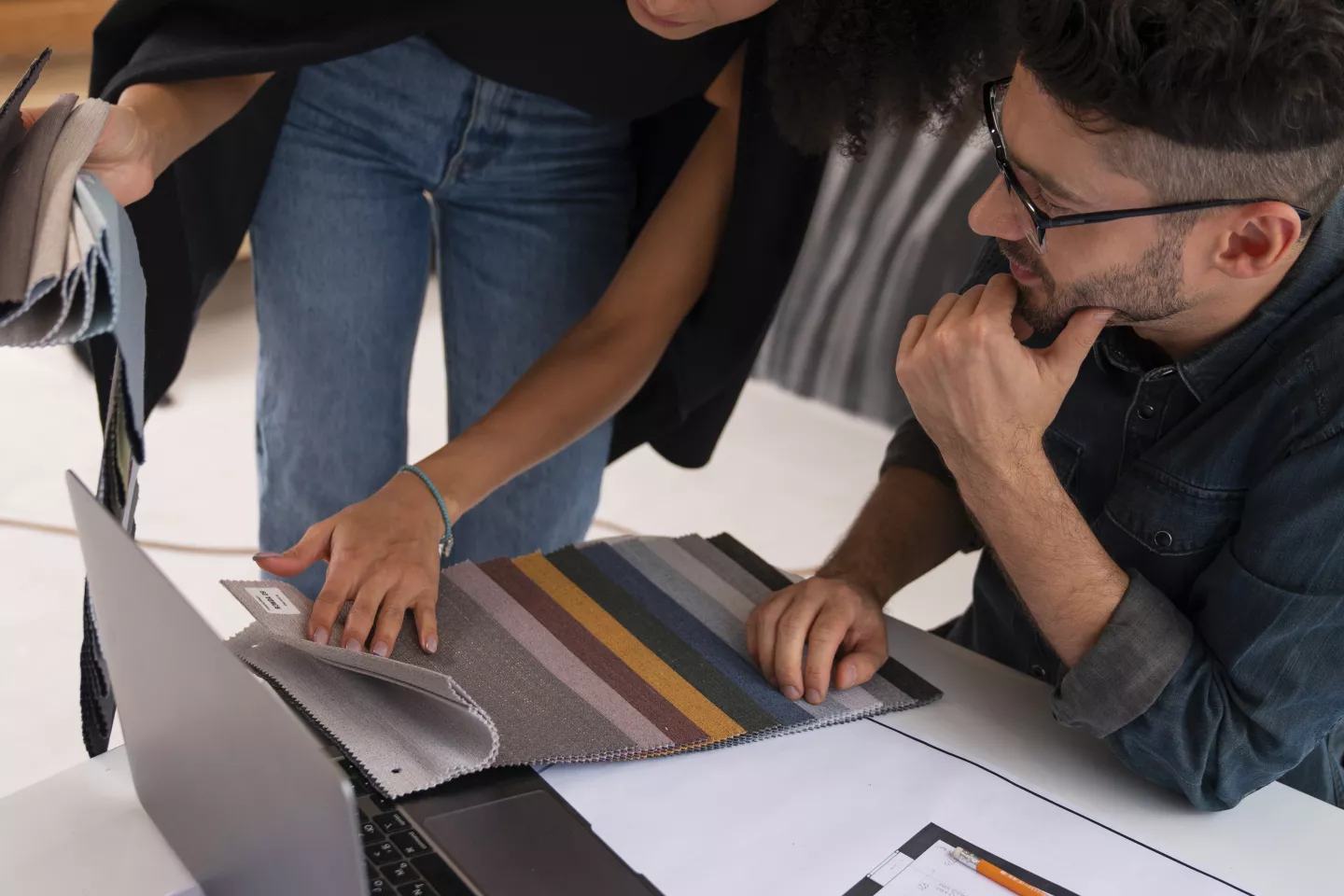 Para projektująca wnętrze.