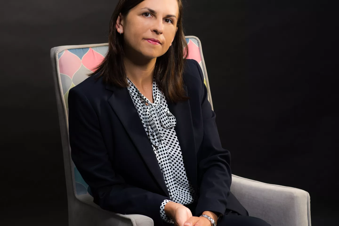 Kobieta siedząca na fotelu.