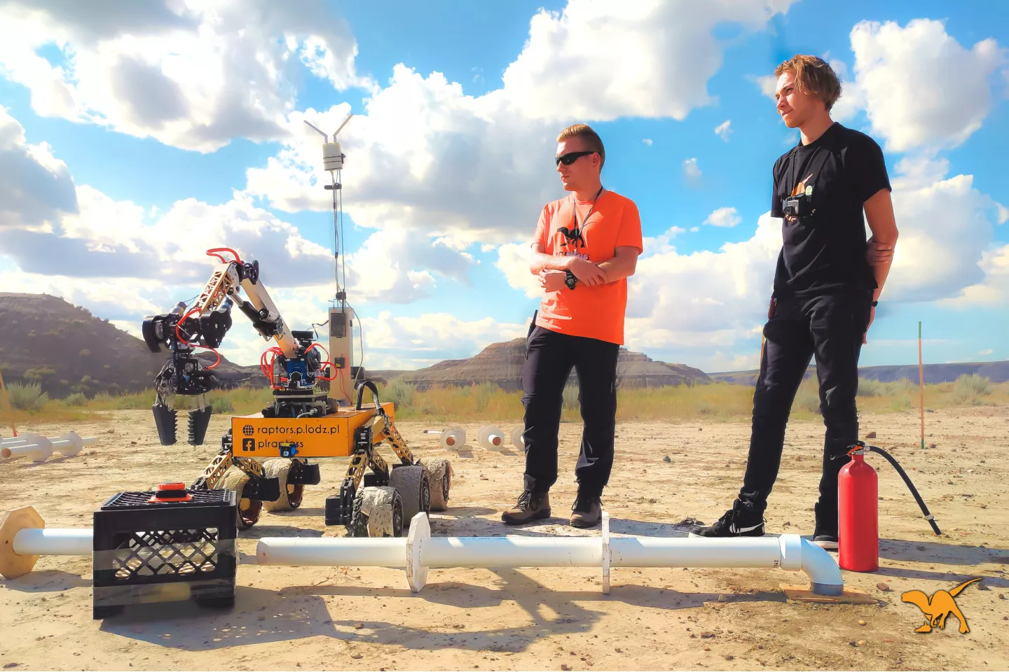 Studenci podczas pokazu łazika marsjańskiego w terenie pustynnym.