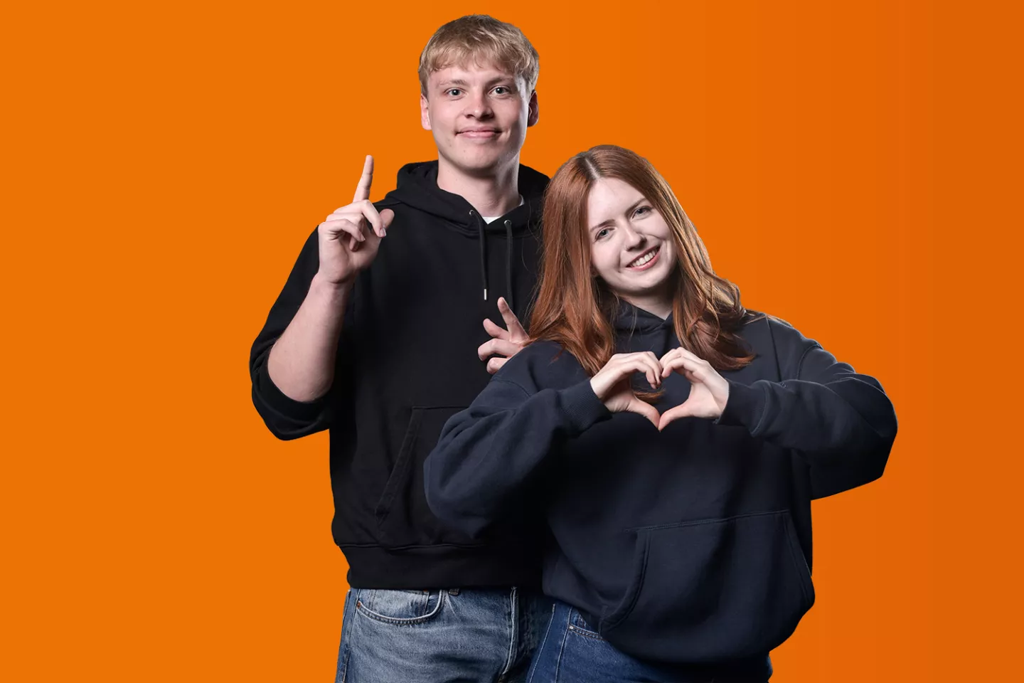 Studenci pokazują znak serduszka z rak.