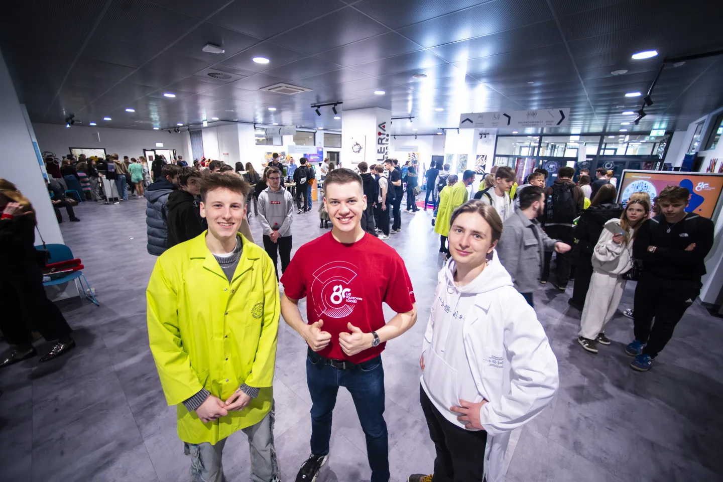 Dzień otwarty PŁ fotografia ludzi na korytarzu.