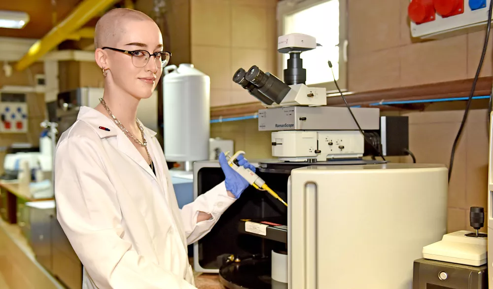 Mężczyzna stoi przy urządzeniu w laboratorium.