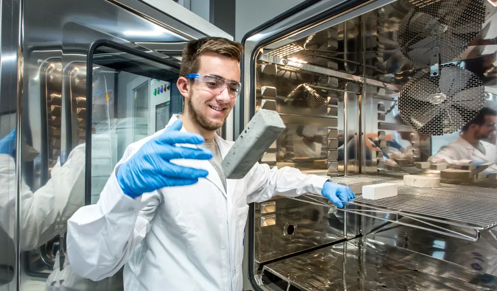 Mężczyzna podczas pracy na linii produkcyjnej.