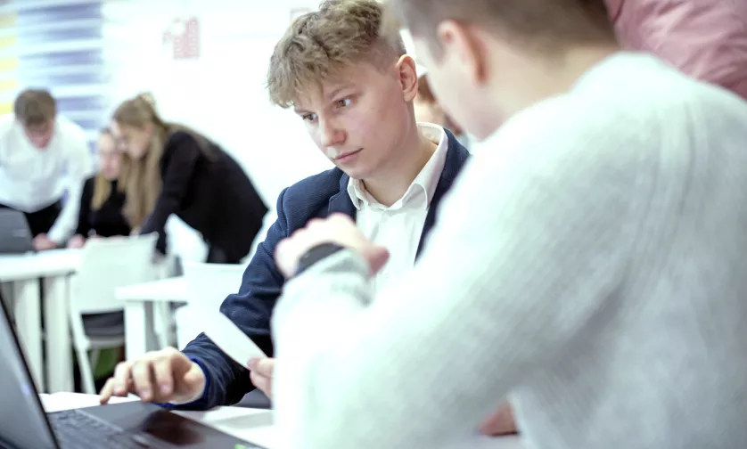 Studenci podczas pracy na komputerze.