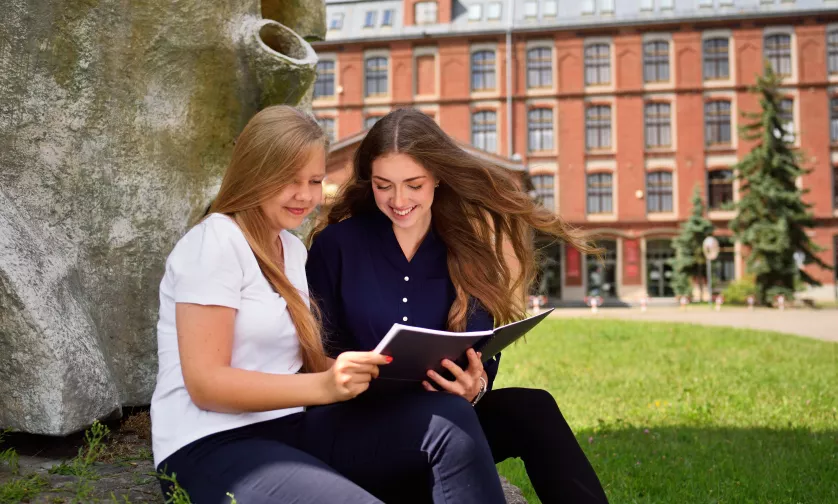 Studentki uczące się pod rzeźbą.