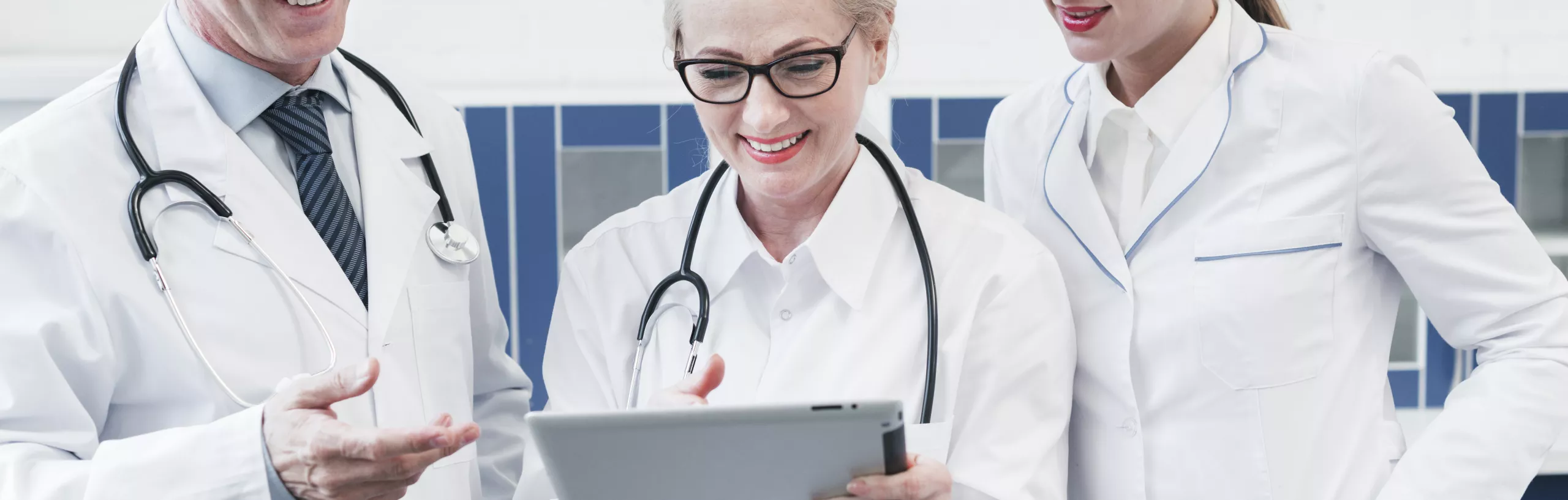 Trzech-lekarzy-w-kitlach-w-pomieszczeniu-medycznym