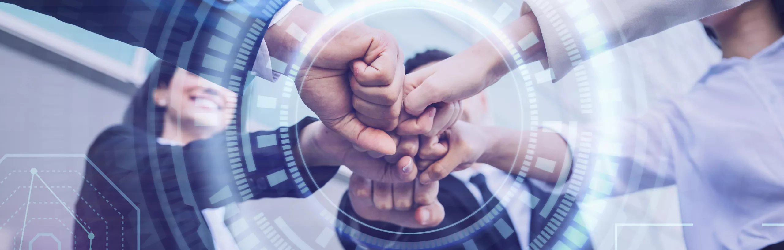 Studenci łączą ręce na znak współpracy. 