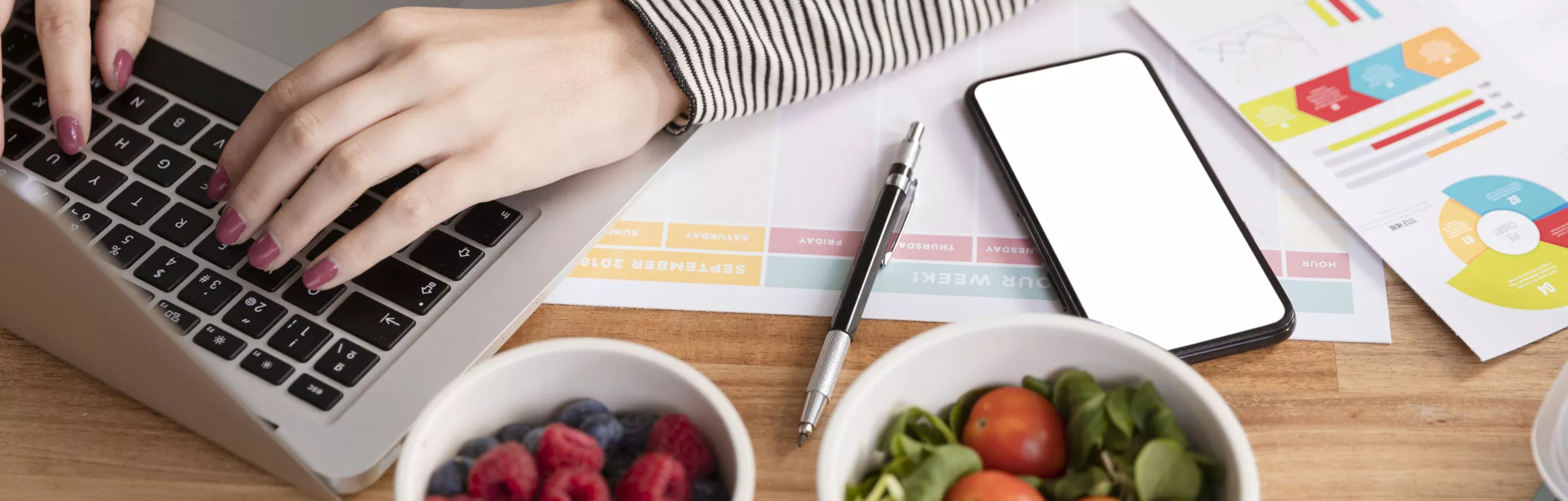 biurko z notesem i owocami